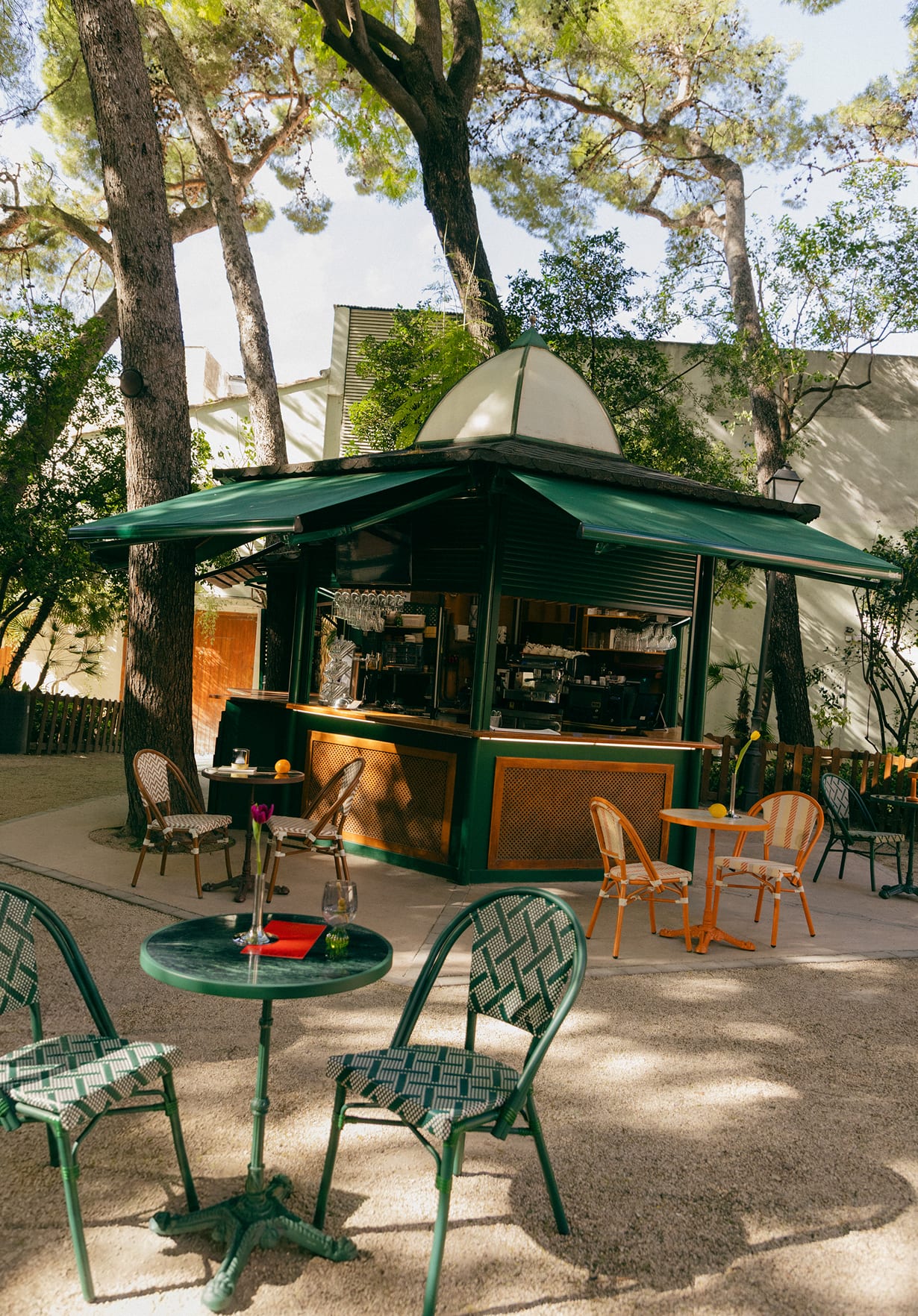 Set de Mesa Redonda (Ø60 cm) y 2 Sillas de Metal y Ratán Sintético de Exterior Yona Bistro