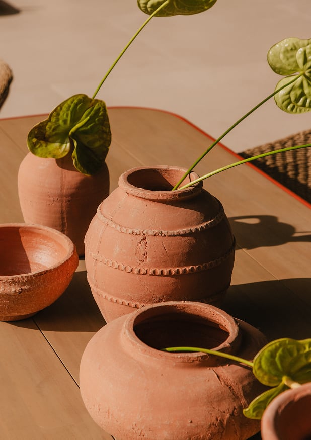 La calidez del trenzado se encuentra con la energía del terracota. Un espacio diseñado para compartir, donde las texturas naturales y las líneas contemporáneas crean el escenario perfecto para las sobremesas infinitas