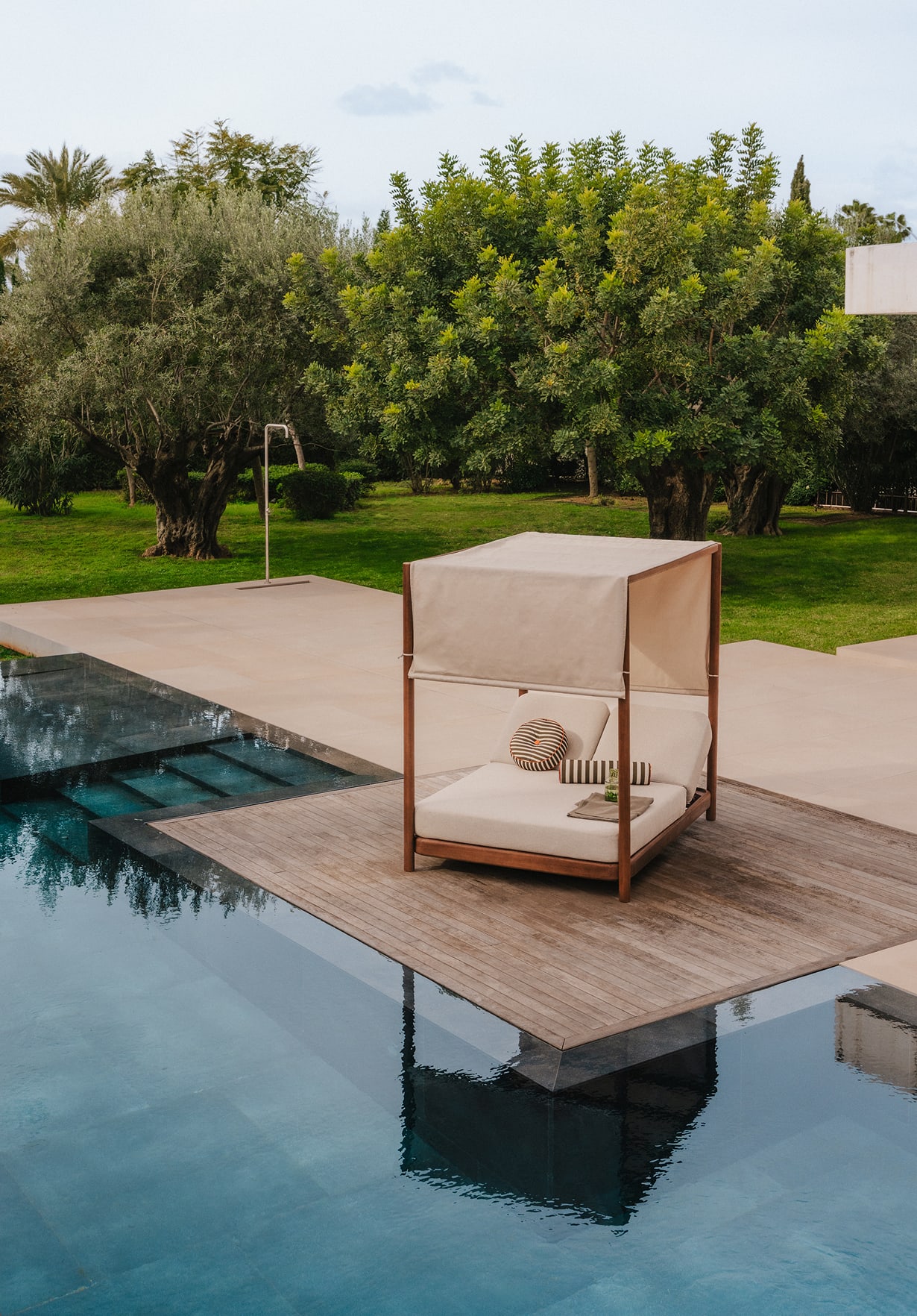 Cama Balinesa Reclinable de Madera de Eucalipto y Tela Zoier