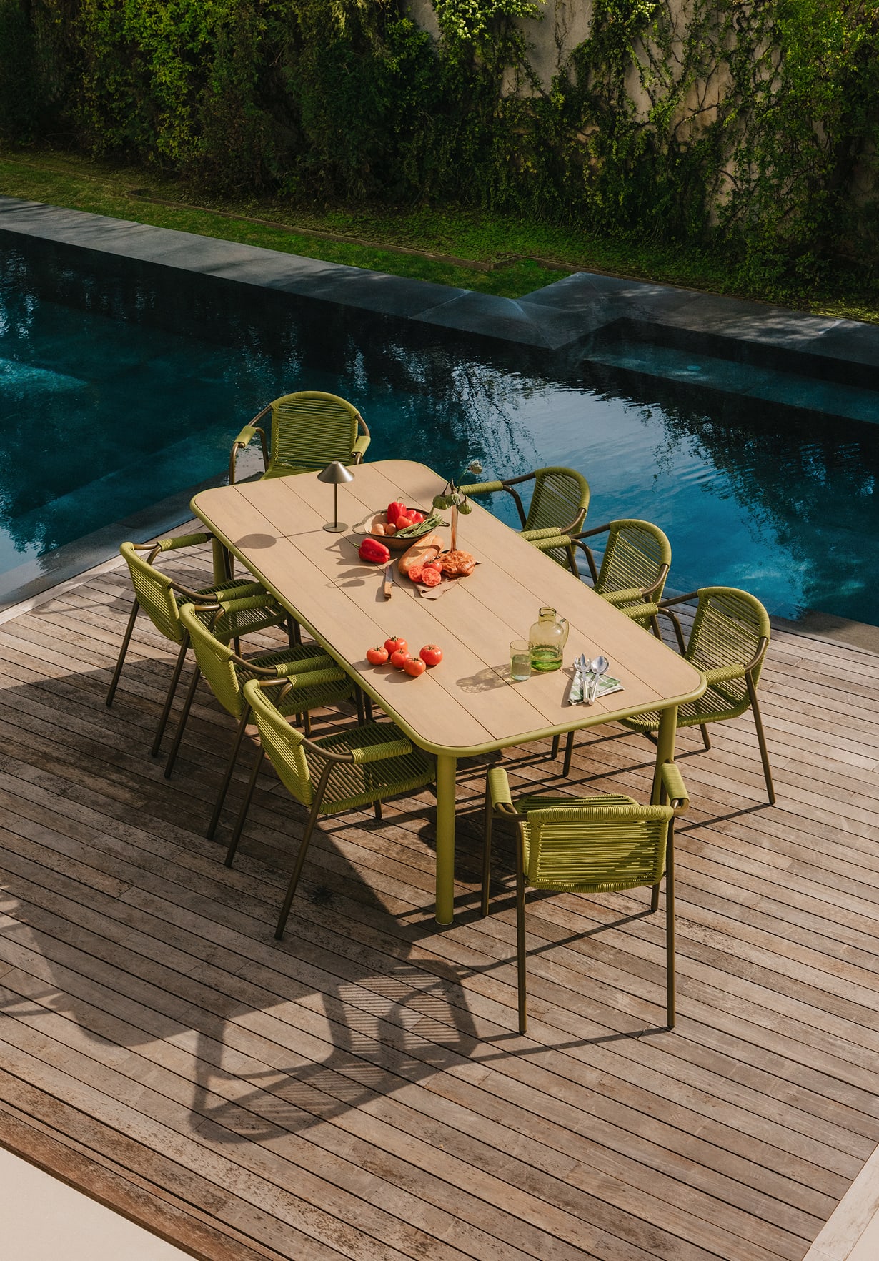 Set de Mesa Rectangular de Madera de Acacia (240x110 cm) Caitlyn y 8 Sillas con Reposabrazos de Metal Murna de Exterior