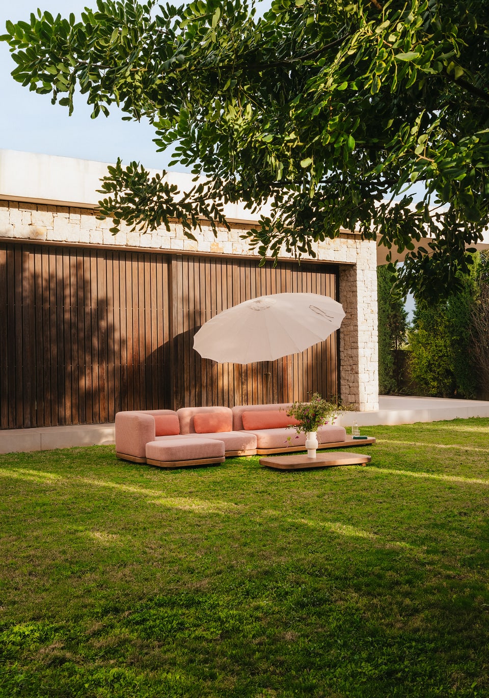 Conjunto de Jardín con Módulo Sofá, Central, Esquinero, Puff y Mesa de Centro de Madera de Acacia y Tela Redik