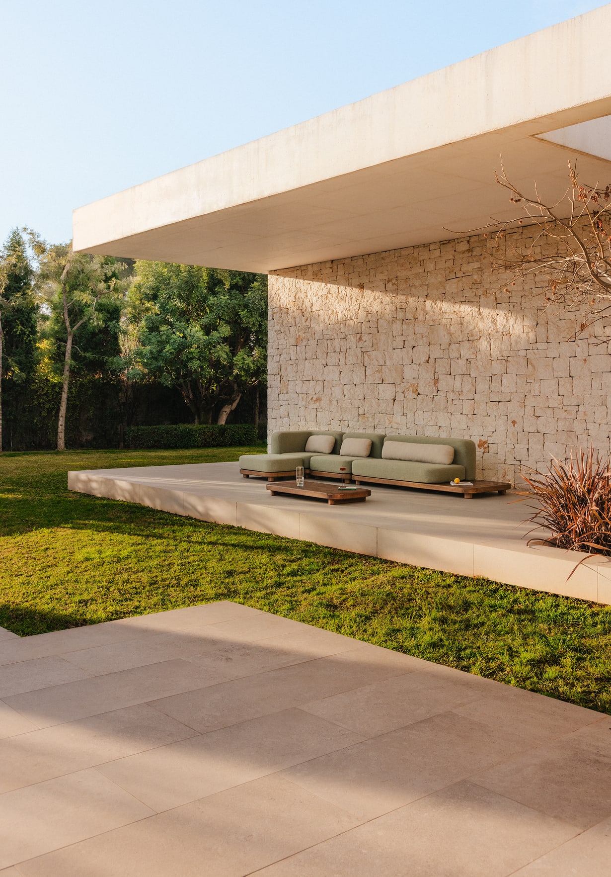 Conjunto de Jardín con Módulo Sofá, Central, Esquinero, Puff y Mesa de Centro de Madera de Acacia y Tela Redik