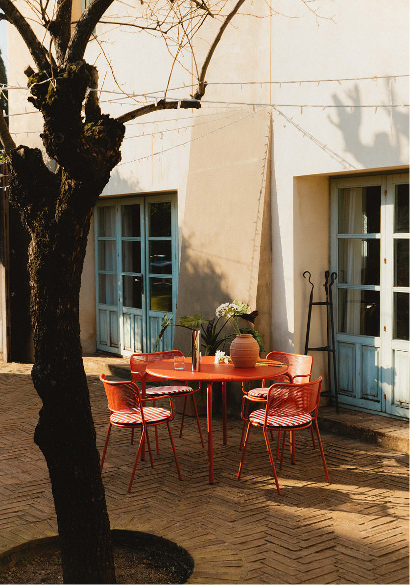 Set de Mesa Redonda (Ø110 cm) y 4 Sillas con Reposabrazos de Metal Dorothea de Exterior