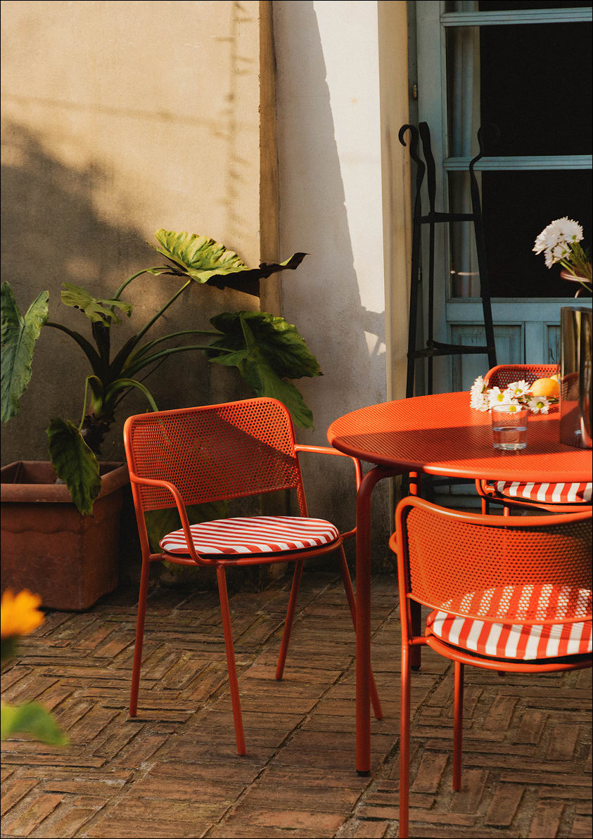 Set de Mesa Redonda (Ø110 cm) y 4 Sillas con Reposabrazos de Metal Dorothea de Exterior