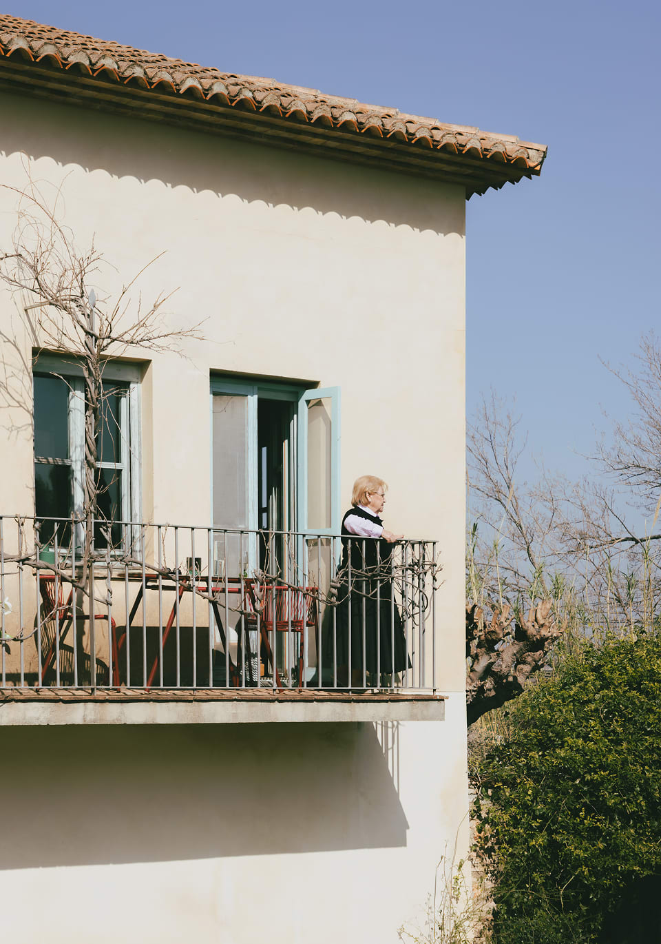 Set de Mesa Ovalada (105x55 cm) y 2 Sillas Nido de Metal y Ratán Sintético de Exterior Paolo