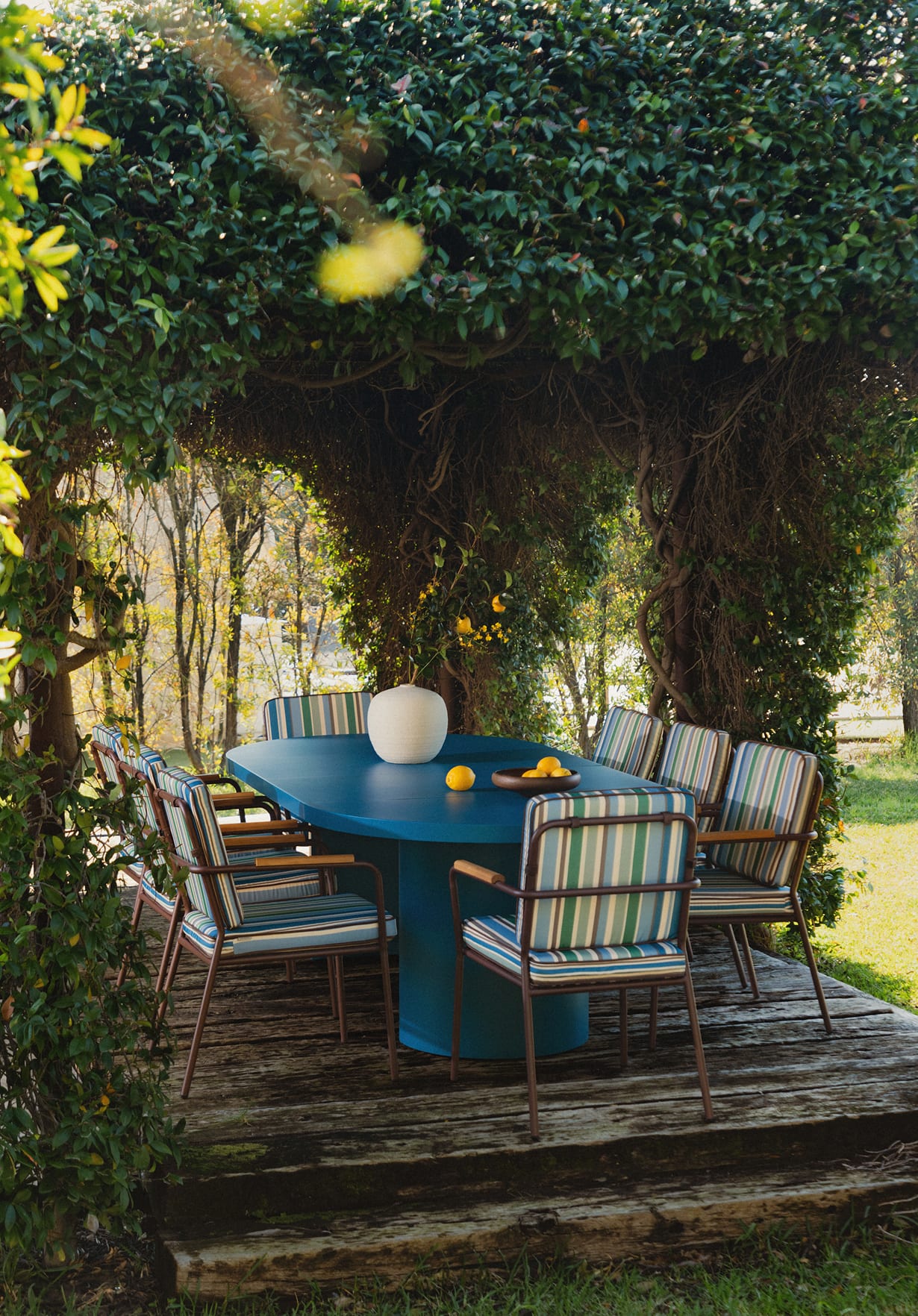 Set de Mesa Extensible (Ø120-240x120 cm) Beca y 8 Sillas con Reposabrazos de Metal Edimbra de Exterior