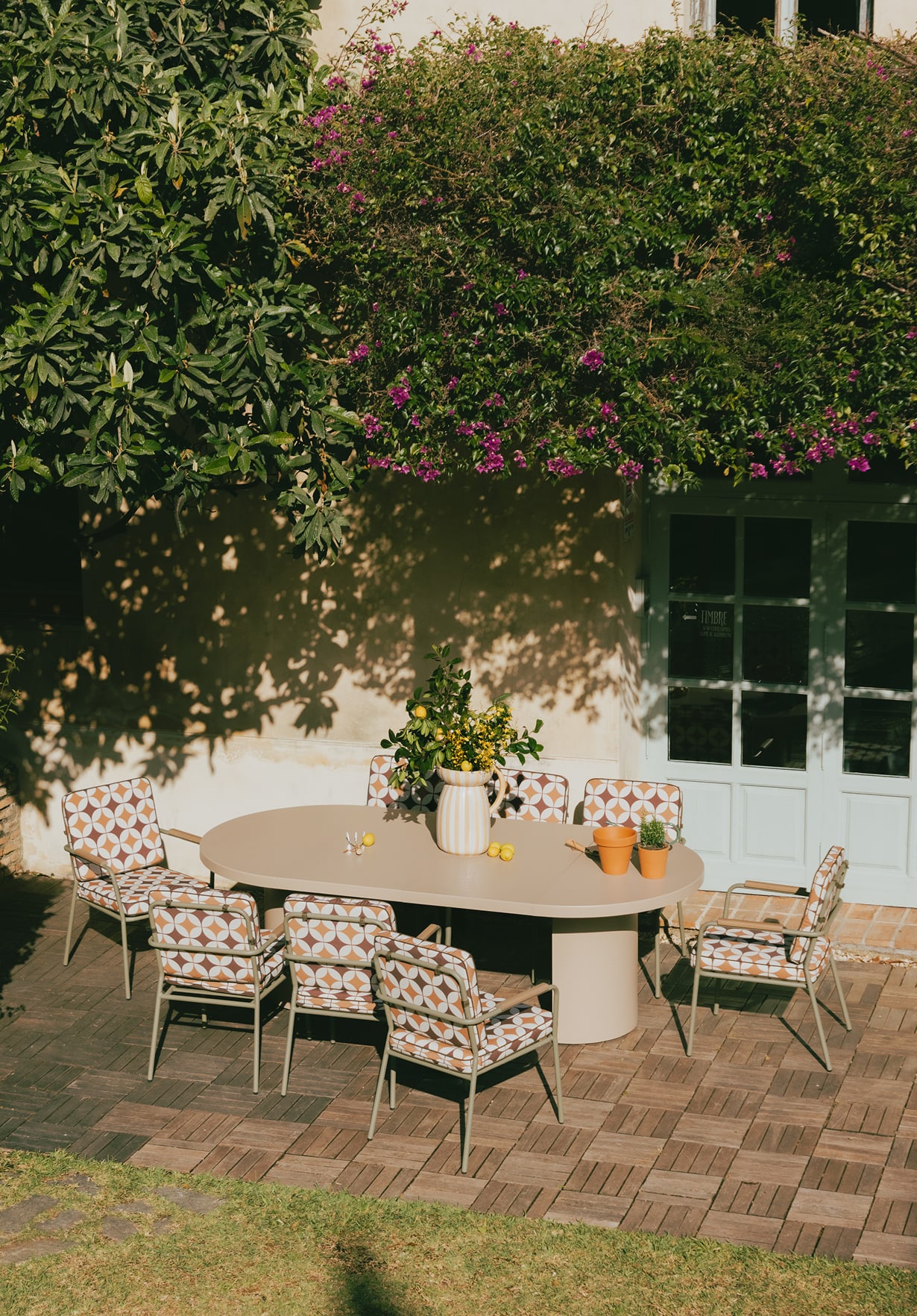 Set de Mesa Extensible (Ø120-240x120 cm) Beca y 8 Sillas con Reposabrazos de Metal Edimbra de Exterior