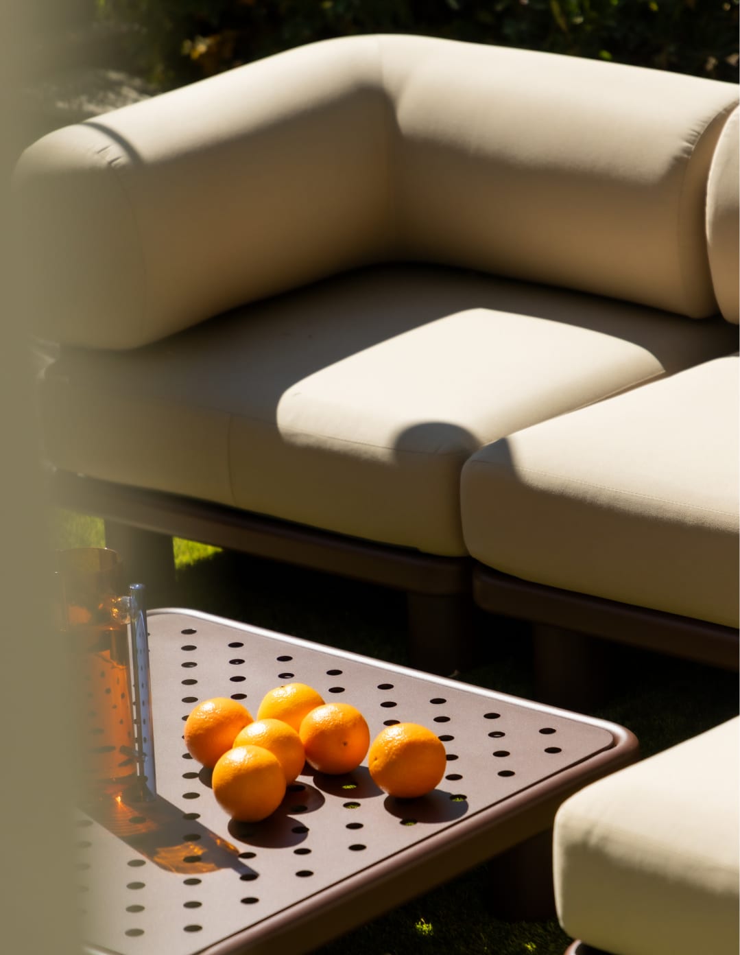 Conjunto de Jardín con 2 Módulo Esquinero, 2 Módulo Central y Mesa de Centro de Aluminio y Tela Lantana