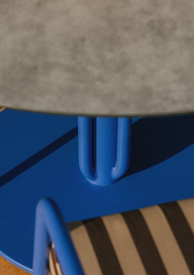 Set de Mesa Redonda (Ø120 cm) Llibet y 4 Sillas con Reposabrazos de Metal Mitha de Exterior