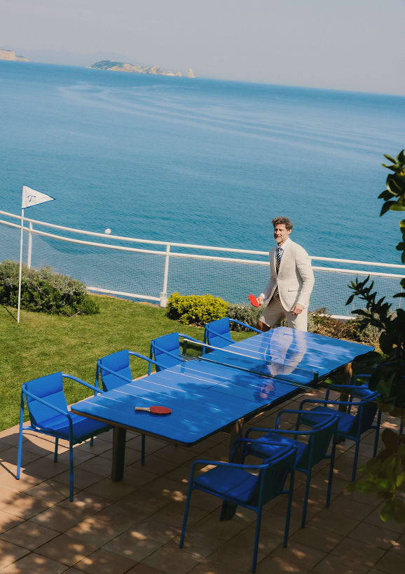Set de Mesa Extensible Rectangular (225-330x100 cm) Ubel y 8 Sillas con Reposabrazos de Metal y Tela Vinke de Exterior