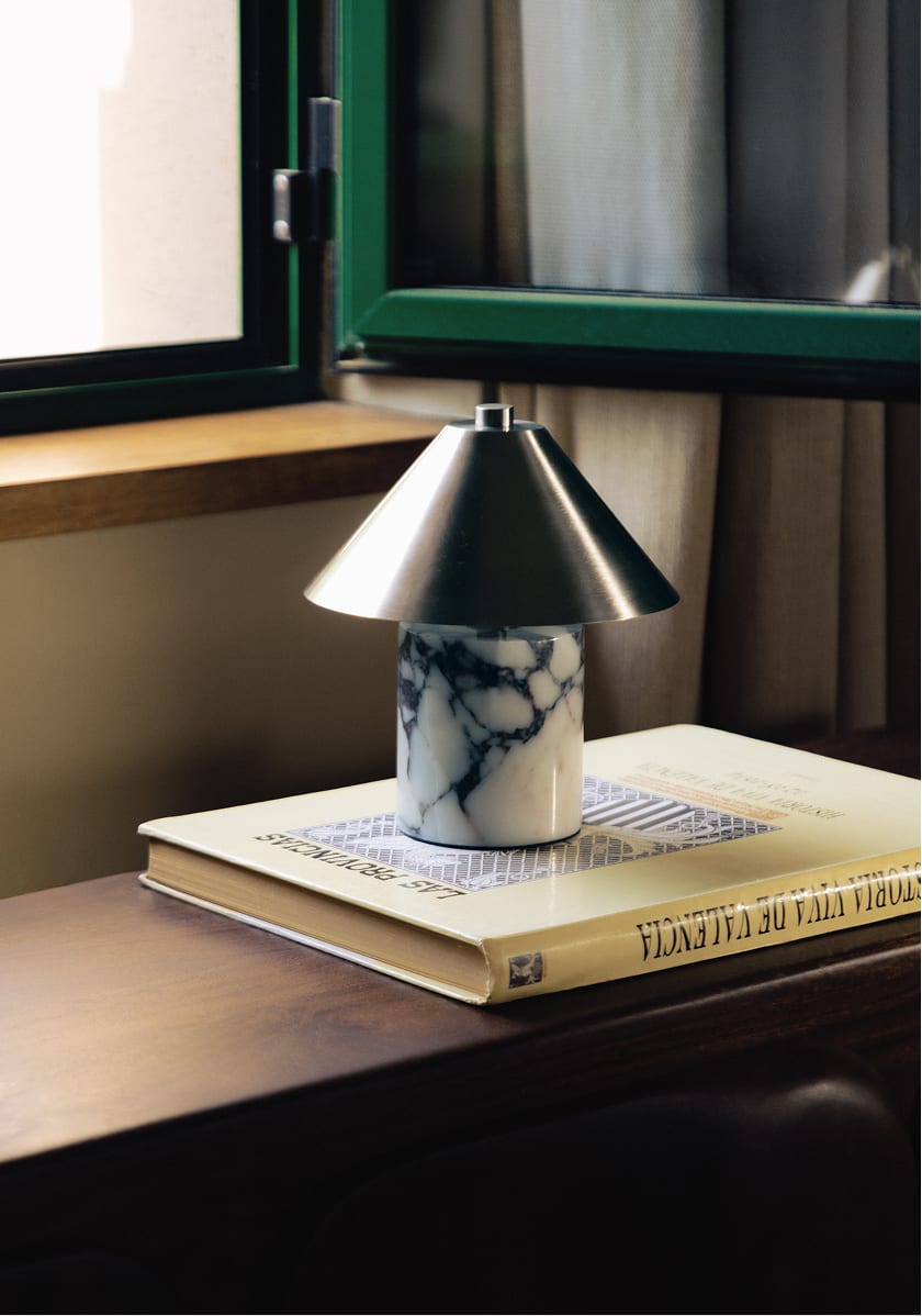 Lámpara de Mesa LED Inalámbrica de Mármol y Metal Obely