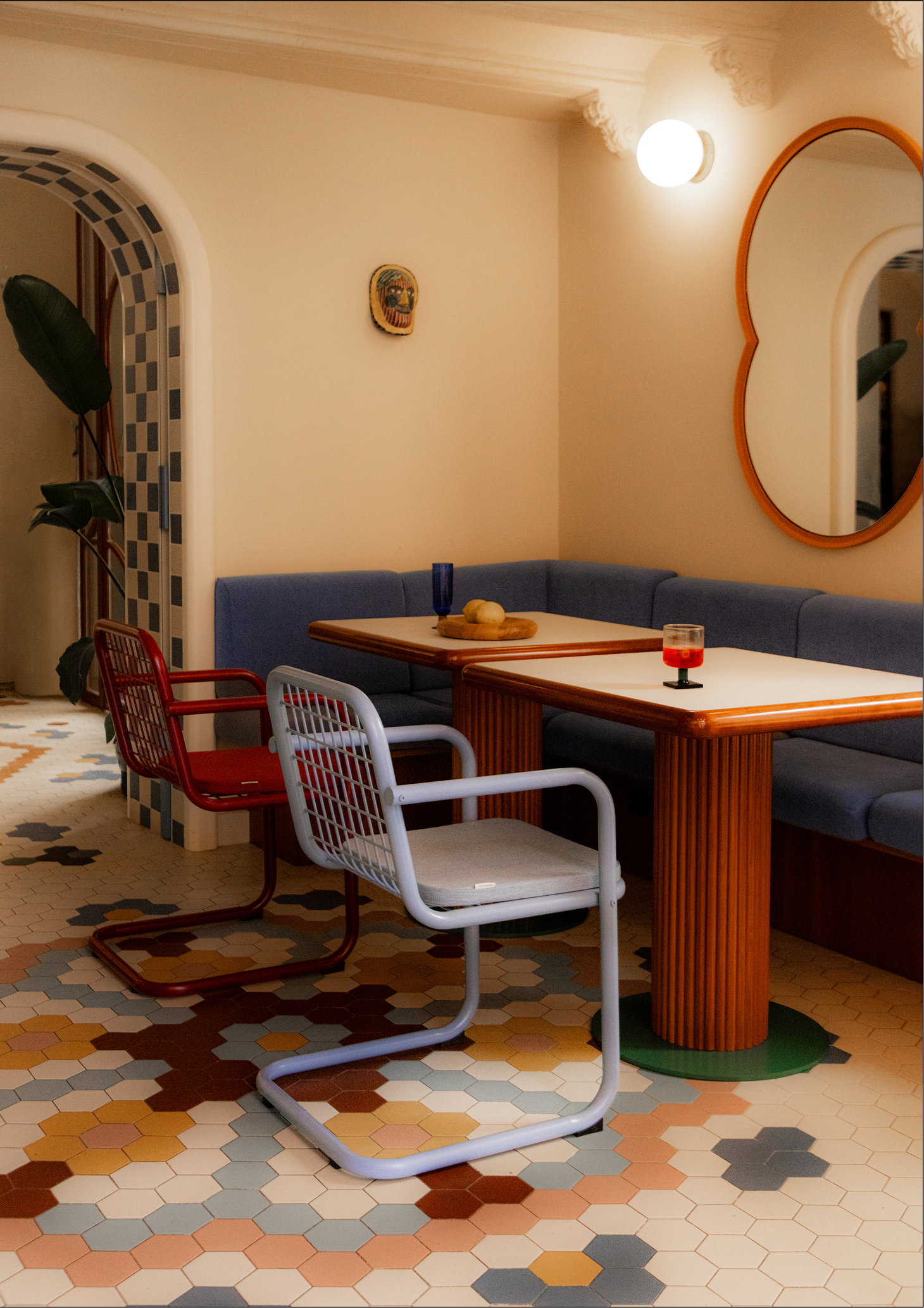 Silla de comedor con reposabrazos de metal Biaritz