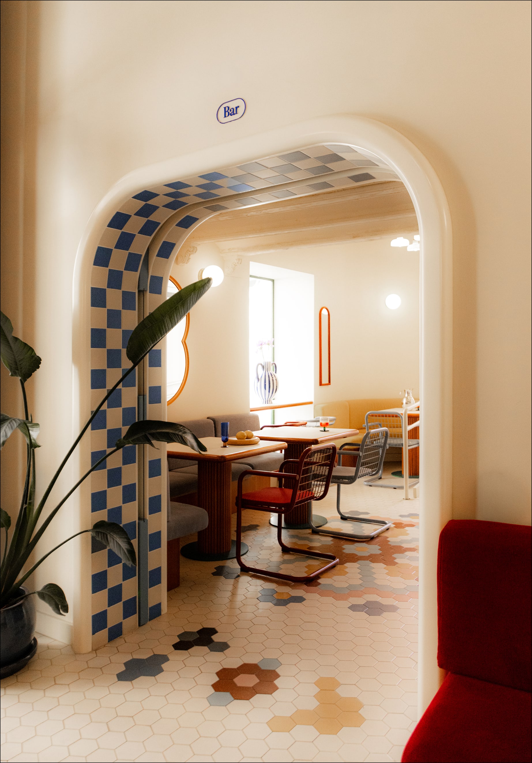 Silla de comedor con reposabrazos de metal Biaritz