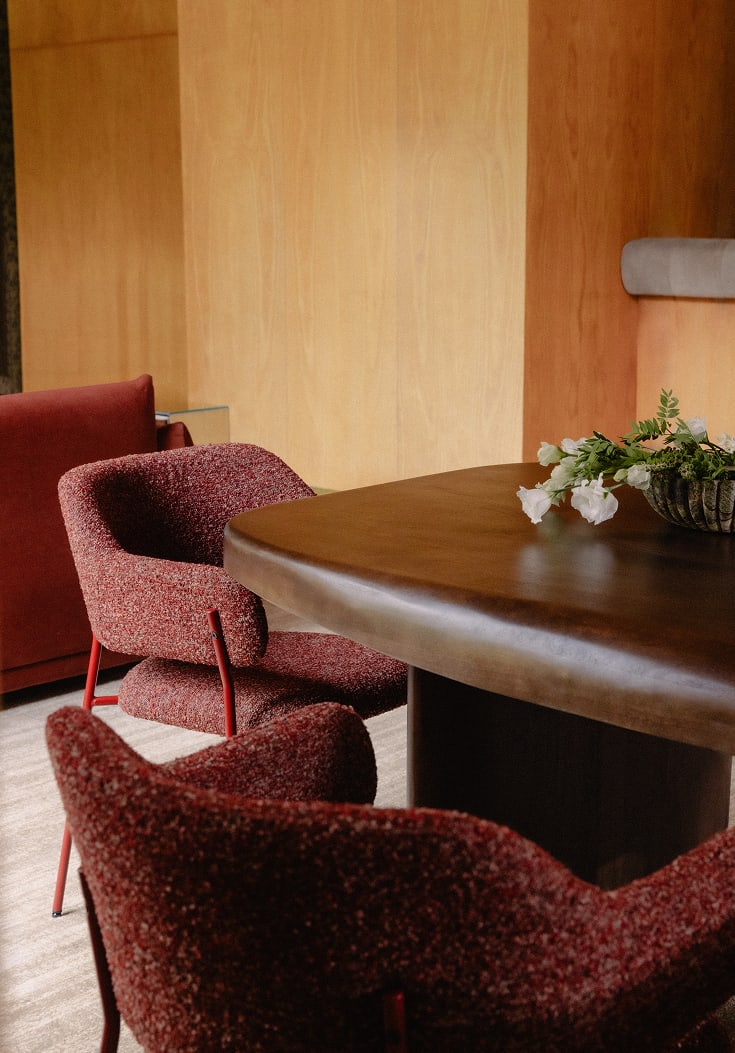 Silla de comedor con reposabrazos de tela y metal Stana