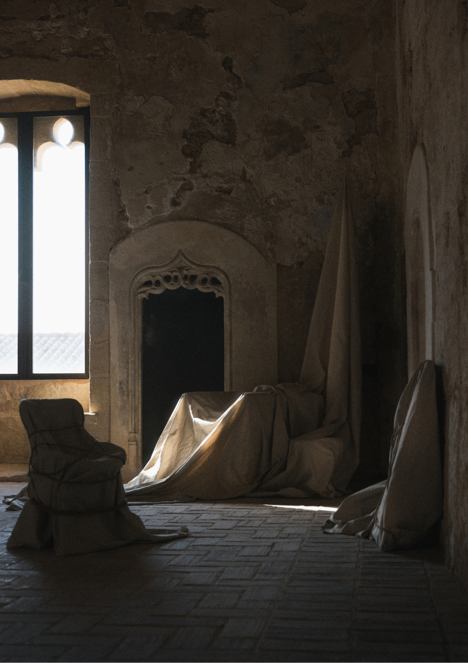 In einer Welt, die vom Vergänglichen dominiert wird, bringt Medievalcore die Solidität des Ewigen zurück. Es ist eine Strömung, die in die Vergangenheit schaut, um die Kraft edler Materialien zu feiern.