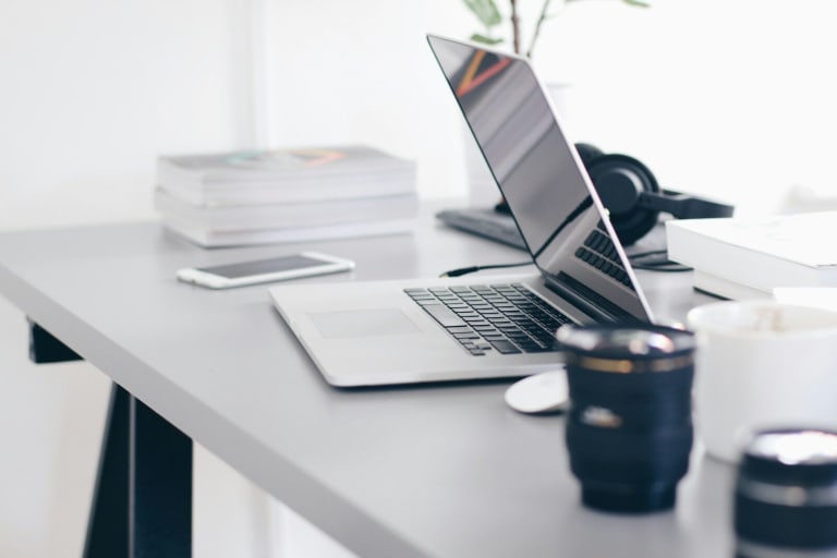 Accueil silver MacBook Pro on white table
