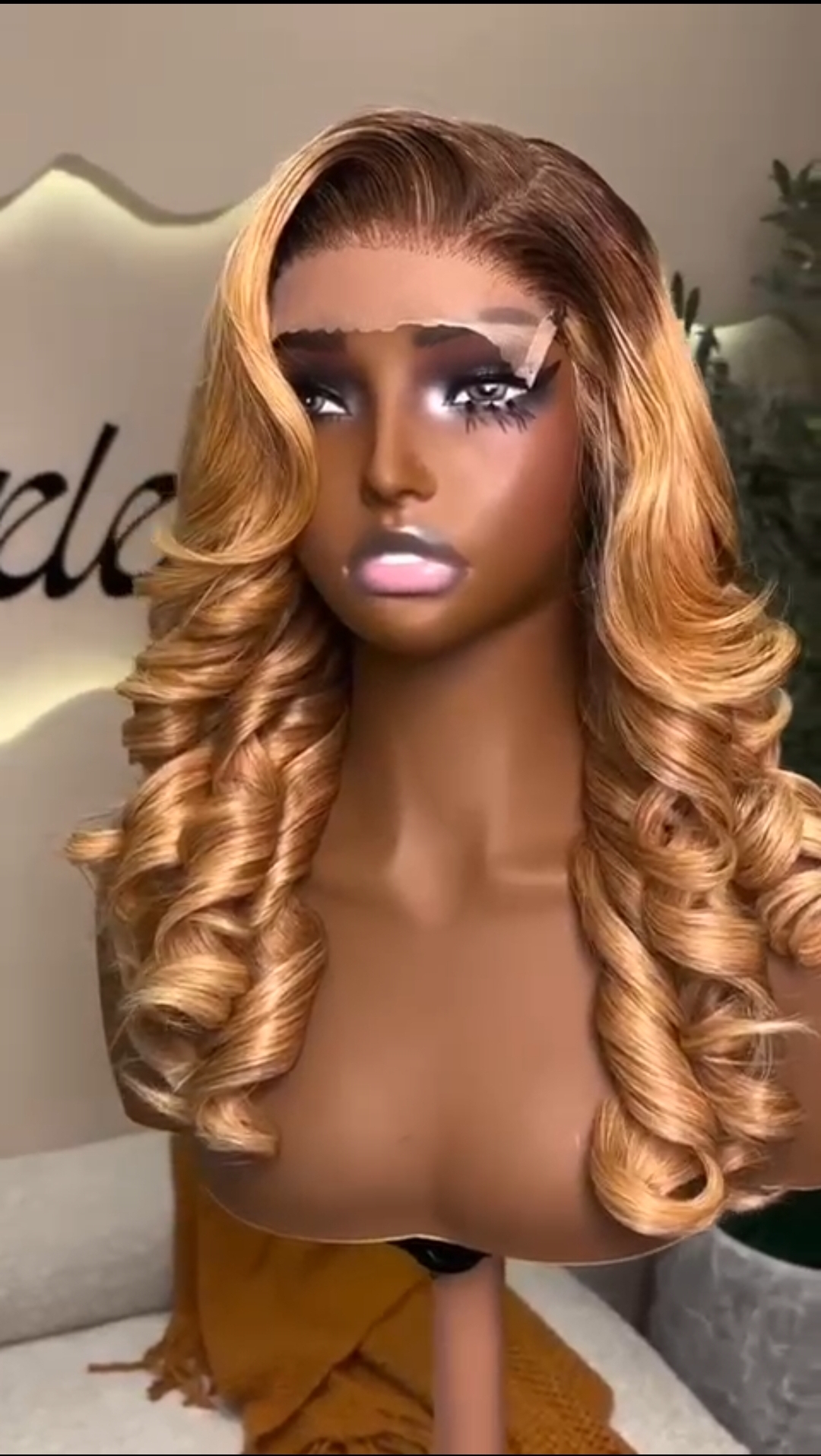 Luxury Bounce wig 1b/27 