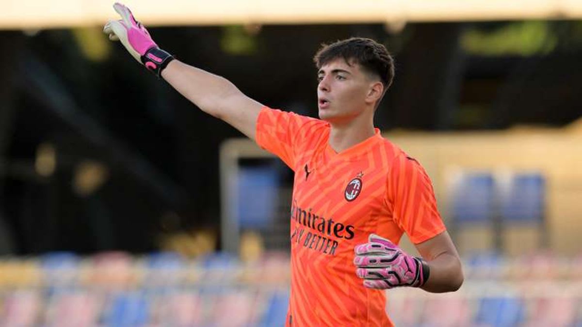 The Emergence of Alessandro Longoni: A New Goalkeeping Sensation at Paris Saint-Germain