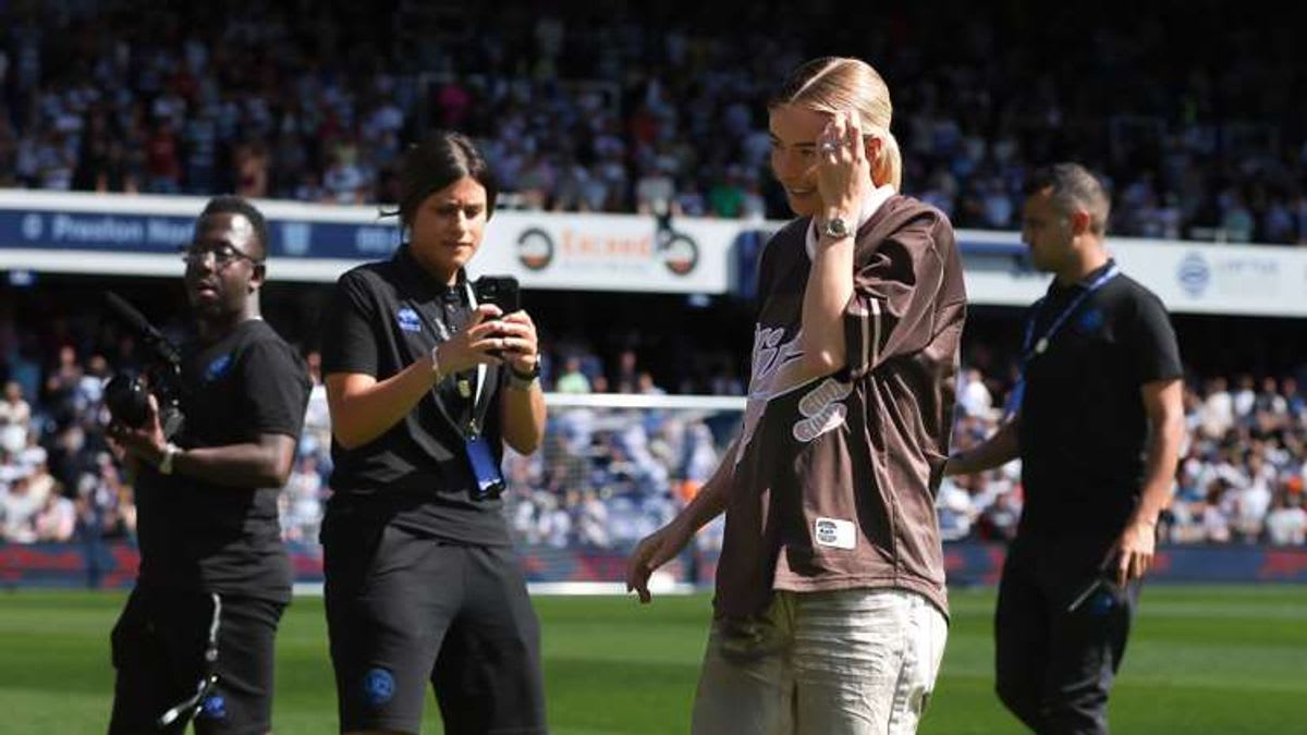  - VIDEO: Lionesses honoured at EFL games across the country after Euro 2025 glory with Chloe Kelly & Hannah Hampton among England heroes celebrated
