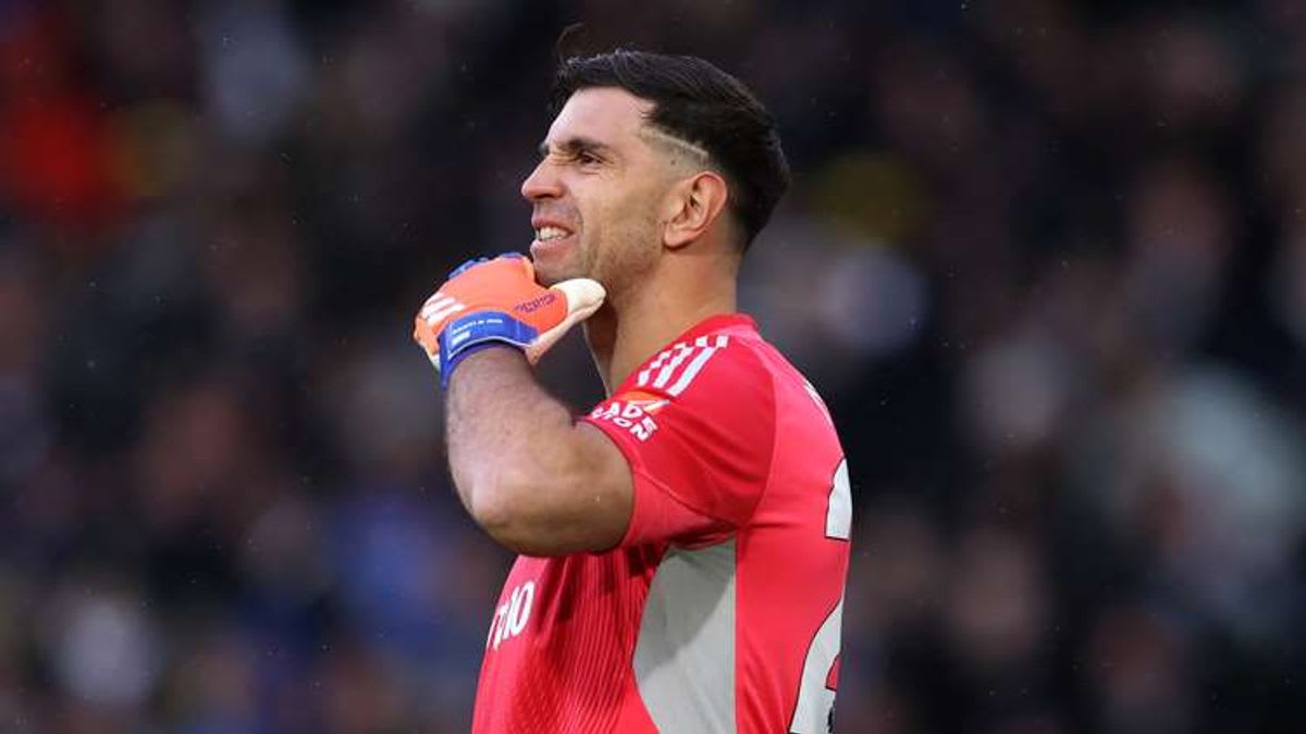 Rare Weekly Error: Emi Martinez's Blunder Leaves Man Utd Fans Breathing Sigh of Relief