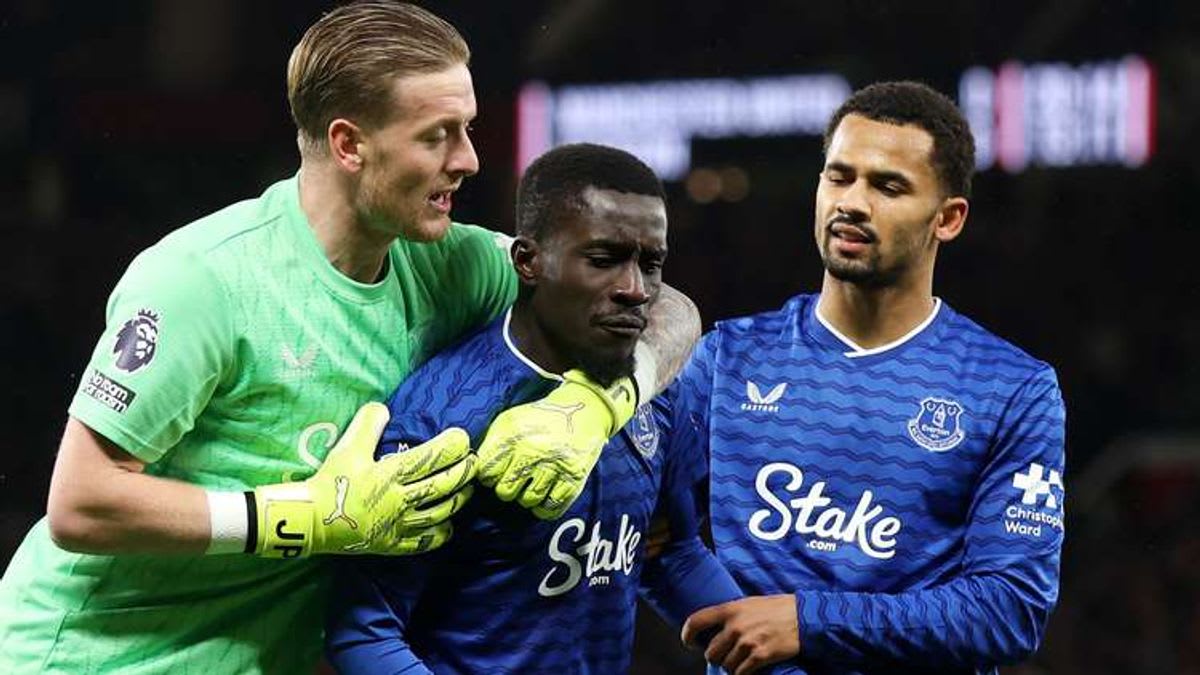  - VIDEO: 'Shades of Bowyer v Dyer!' - Idrissa Gueye's Shocking Red Card Incident Explained