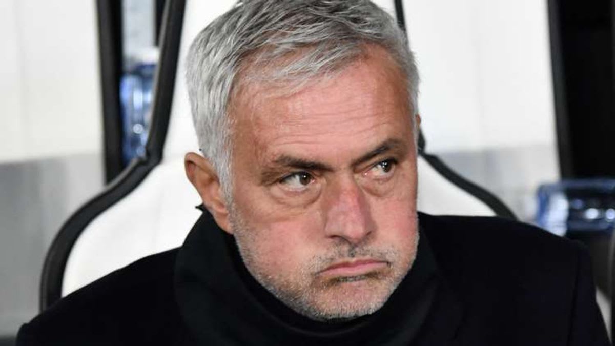 Challenging Times at Benfica: Mourinho Confronted by Furious Fans