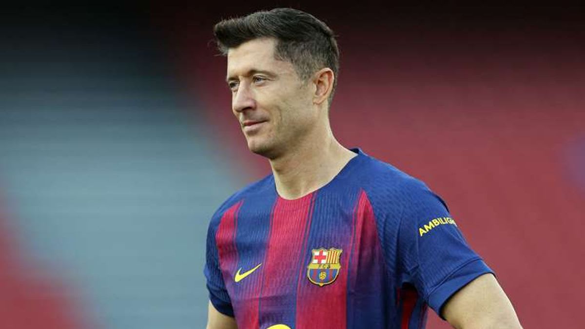 Robert Lewandowski's Return to Barcelona: Overcoming Injury With Protective Face Mask
