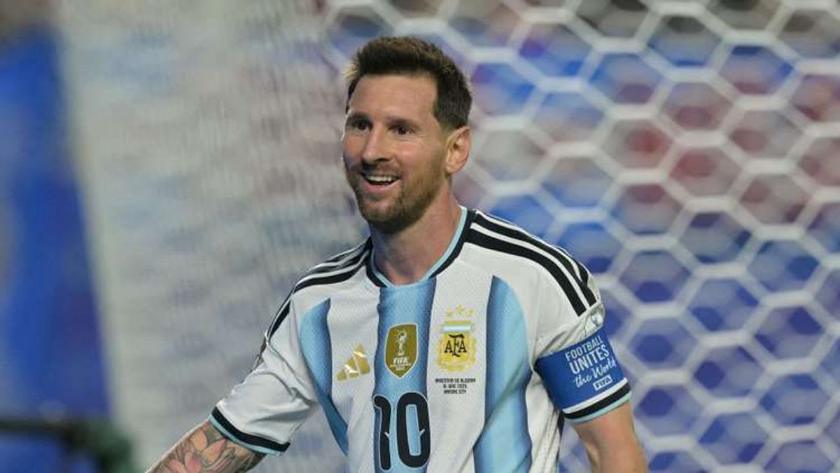 Lionel Messi: Cementing his Legacy as the GOAT - Ronaldo's Verdict After Argentina's World Cup Opener