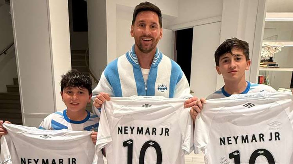 'From the Prince to the genius!' - Lionel Messi &amp; sons get special gift from former Barcelona co-star Neymar
