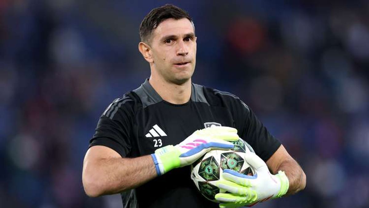  - Chelsea alerted to race for Emiliano Martinez as Emmanuel Petit tips Aston Villa goalkeeper for success