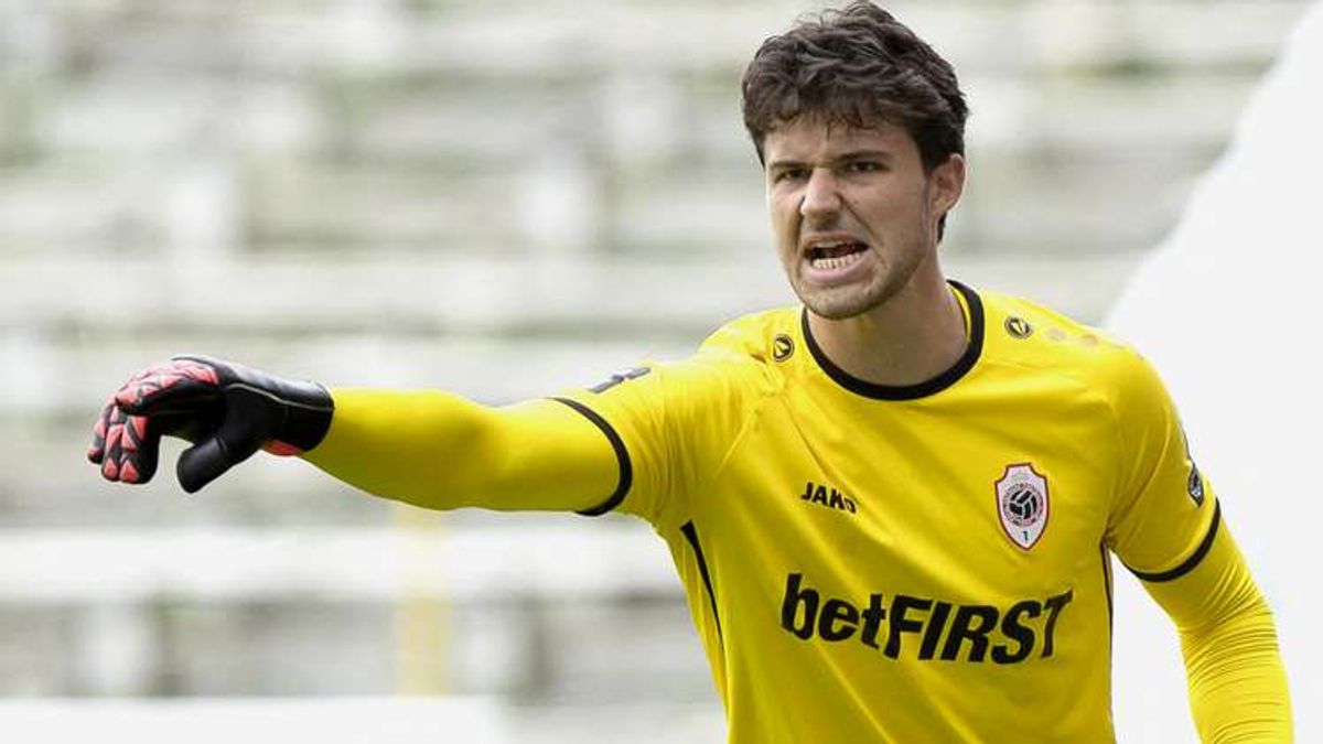 Manchester United Opt for Senne Lammens Over Emi Martinez in Goalkeeper Transfer Saga