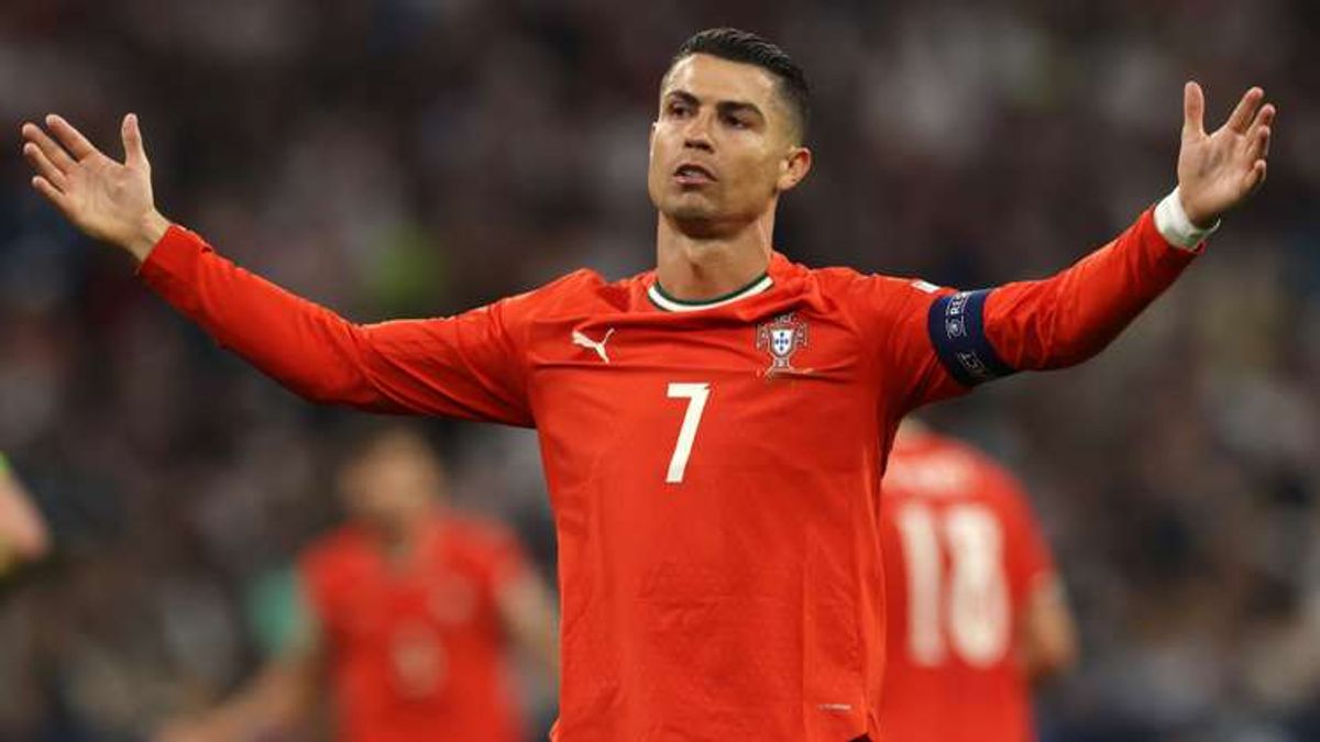 Get out of here! - Cristiano Ronaldo shoves fan trying to take selfie