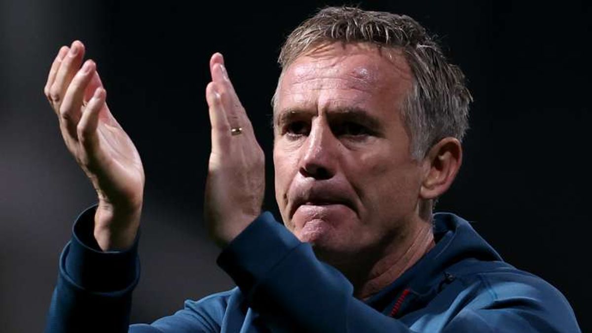 Ryan Reynolds & Rob McElhenney weigh up Phil Parkinson's Wrexham future after Red Dragons' awful start to life in Championship