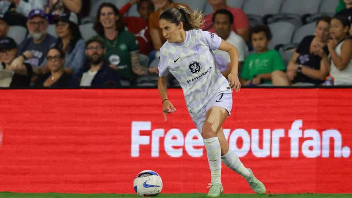 Racing Louisville's Savannah DeMelo Collapses During NWSL Match