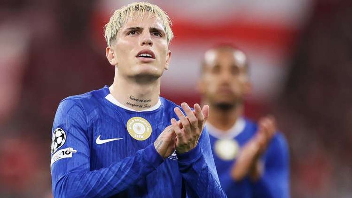 Jamie Carragher Criticizes Chelsea's Transfer Policy and Obsession with Wingers