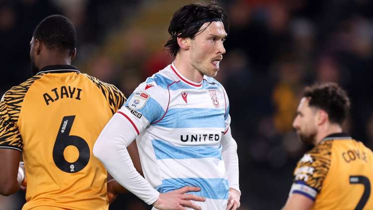 Wrexham's Unbeaten Streak Snapped by Hull as Kieffer Moore's Blunders Prove Costly