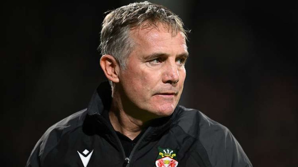 ‘Honest chat’ - Wrexham boss Phil Parkinson slams performance in Hull City defeat and reveals dressing room home truths as nine-game unbeaten run ends