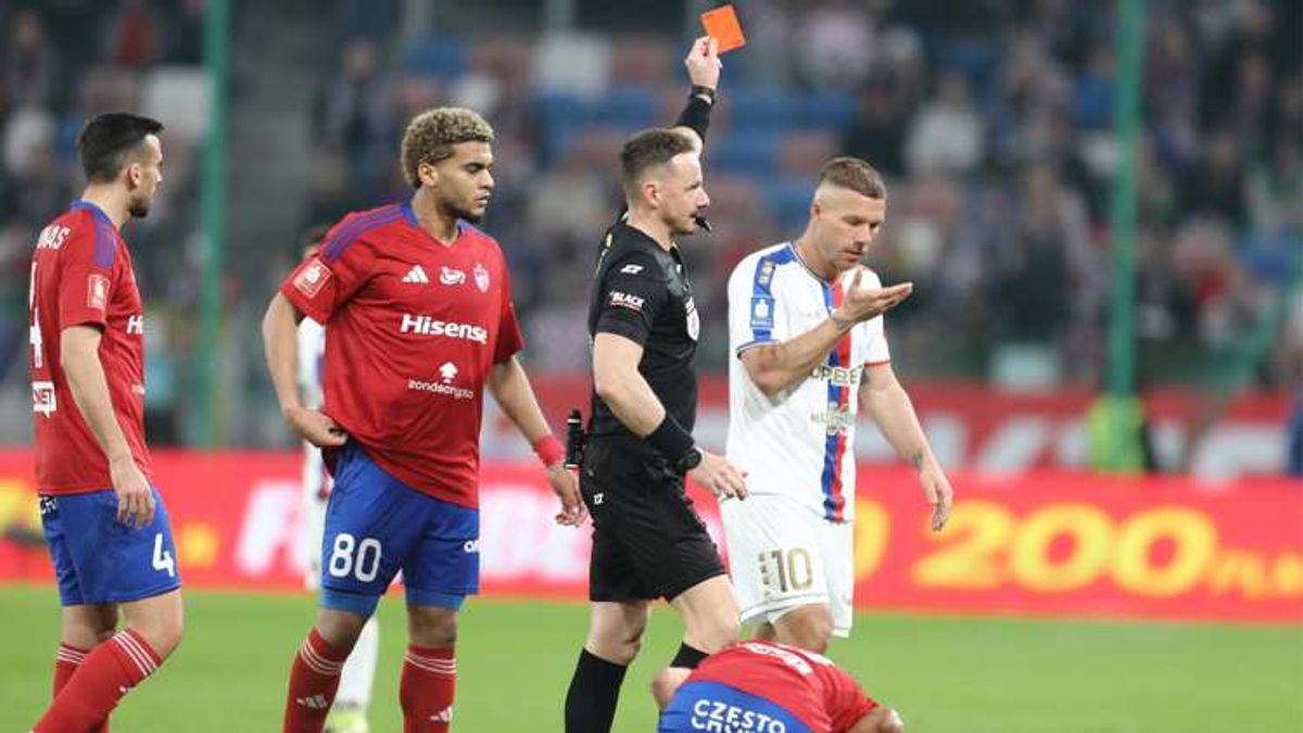 Lukas Podolski's Frustration Boils Over: A Red Card in Two Minutes!