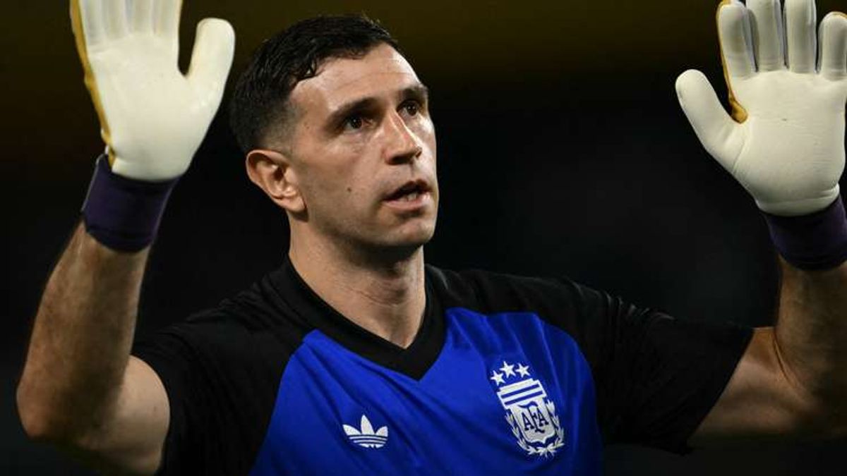 Emiliano Martinez's World Cup Fitness Concerns: Breaking Down the Fallout of his Broken Finger Revelation