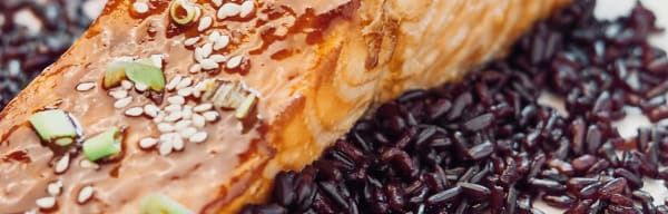 Salmão ao Molho de Maracujá com Arroz Negro: Receita Gourmet Saudável e Saborosa