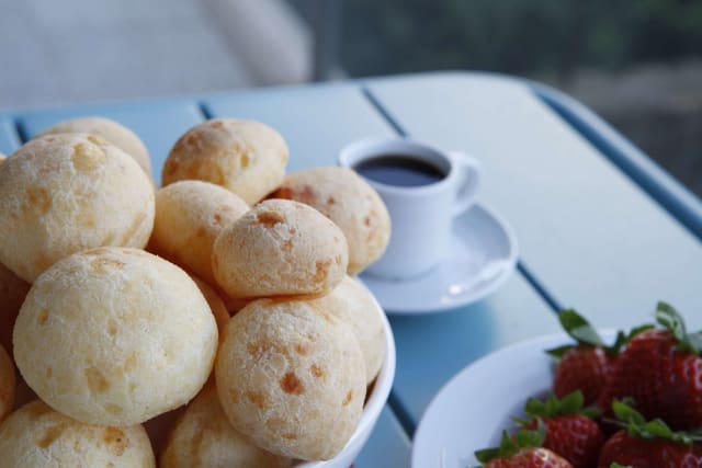 Pão de Queijo Fit com 2 Ingredientes: Receita Rápida com Massa de Tapioca Saudável e Sem Glúten - Foto da receita pronta