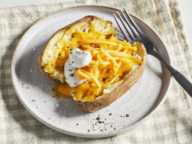 Batata Recheada de Micro-ondas: Receita Prática, Cremosa e Deliciosa em Minutos! - Foto da receita pronta