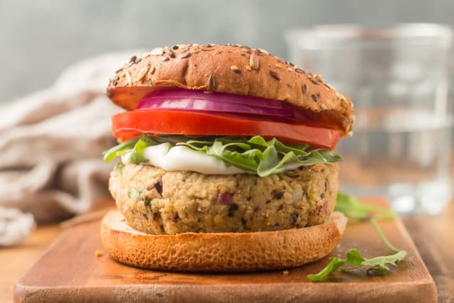 Hambúrguer de Grão-de-Bico na Airfryer: Receita Vegana Saudável, Crocante e Muito Saborosa! - Foto da receita pronta