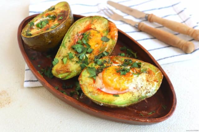 Abacate recheado com ovo e chia na Airfryer: receita rápida, saudável e deliciosa - Foto da receita pronta