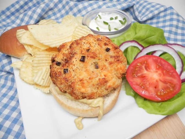 Hambúrguer de Frango e Aveia na Airfryer com Salada de Folhas Verdes: Receita Leve e Saborosa para o Dia a Dia - Foto da receita pronta
