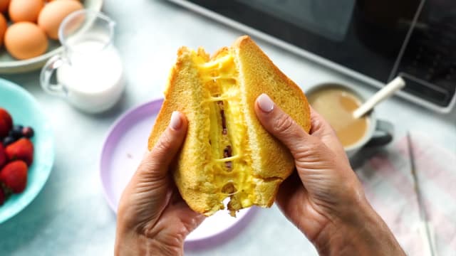 Torrada de Pão de Forma com Ovo e Queijo no Micro-ondas: Rápido, Derretido e Perfeito para o Café da Manhã - Foto da receita pronta