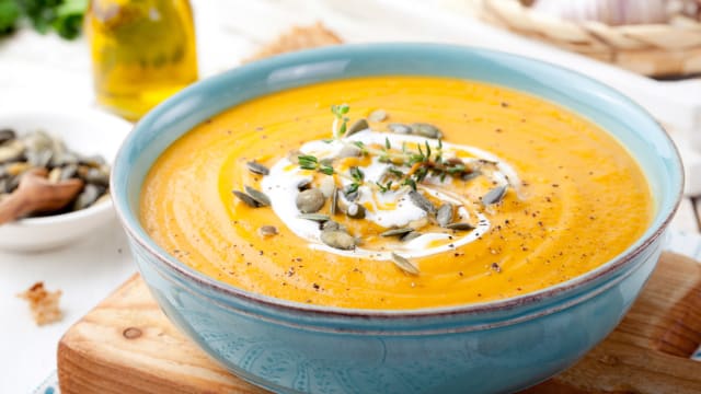 Sopa Cremosa de Abóbora com Gengibre e Leite de Coco: Conforto, Leveza e Sabor em Cada Colherada - Foto da receita pronta