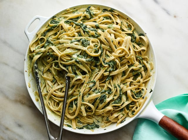 Macarrão com Creme de Espinafre e Nozes: Receita Vegetariana Cremosa, Rápida e Cheia de Sabor - Foto da receita pronta