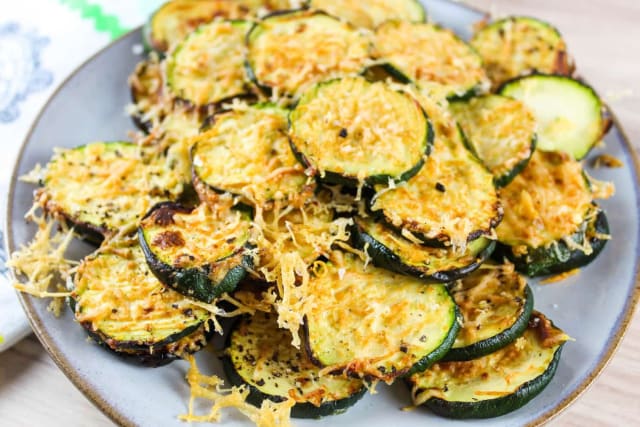 Abobrinha Empanada na Airfryer com Parmesão e Páprica: Crocante, Saudável e Fácil de Fazer - Foto da receita pronta
