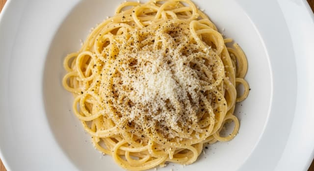 Como Fazer Macarrão à Carbonara? Receita Fácil, Cremosa e Autêntica! - Foto da receita pronta